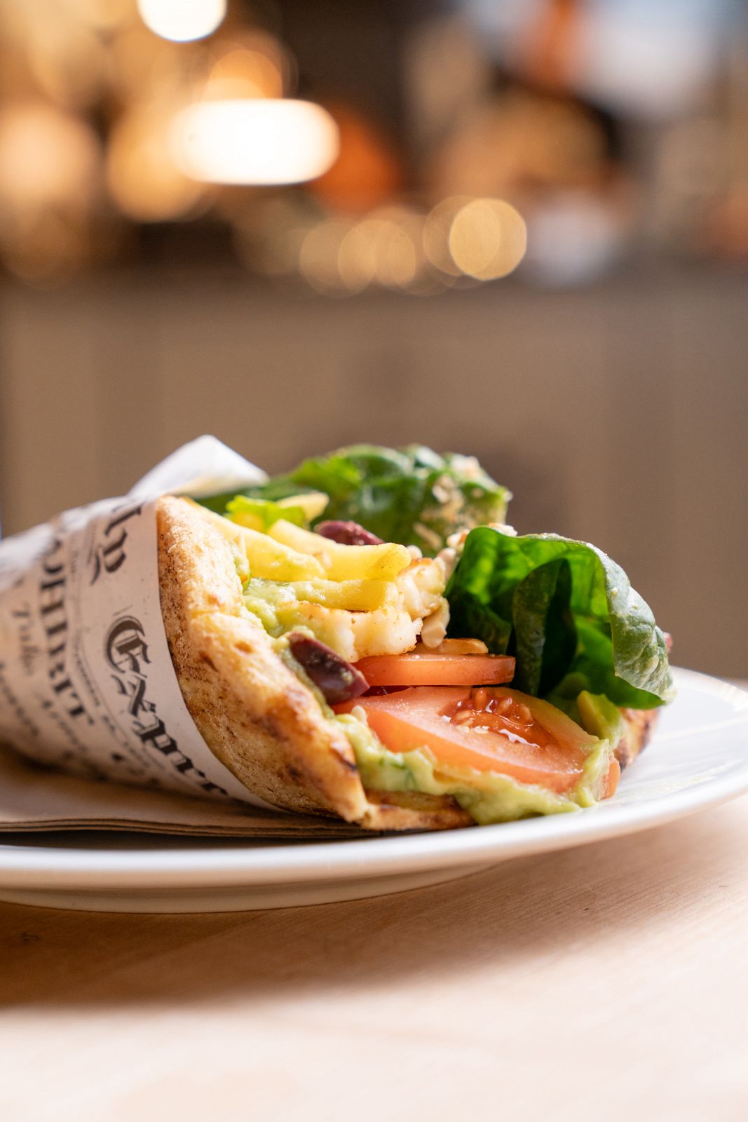 Griechischer Wrap - Pita gefuellt mit gegrilltem Fleisch